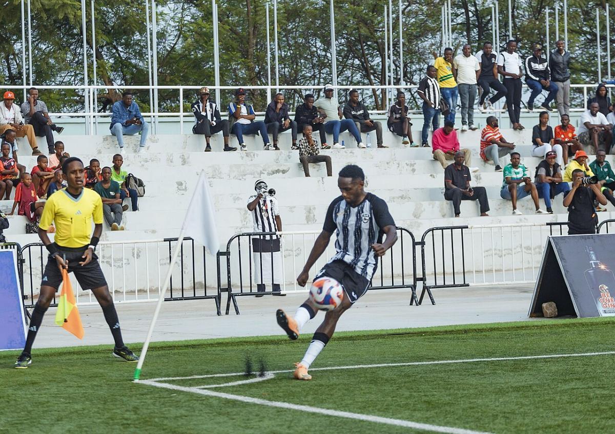 边路进攻的定位球是理解整场较量的入口